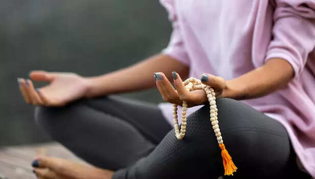 woman doing mala jaap