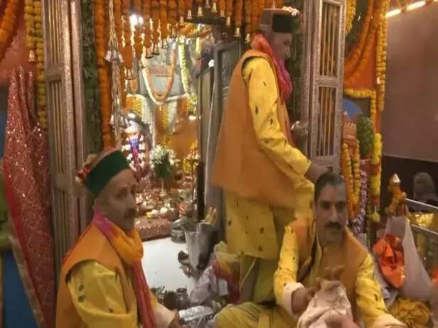 Shimla_ Devotees throng J