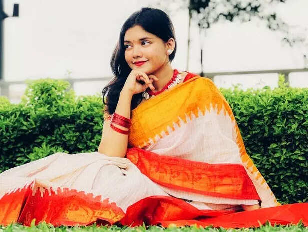 Woman wearing a khadi sar