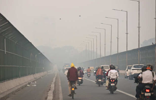 New Delhi, Nov 07 (ANI): Vehicles move amidst smog as the air quality index (AQI...