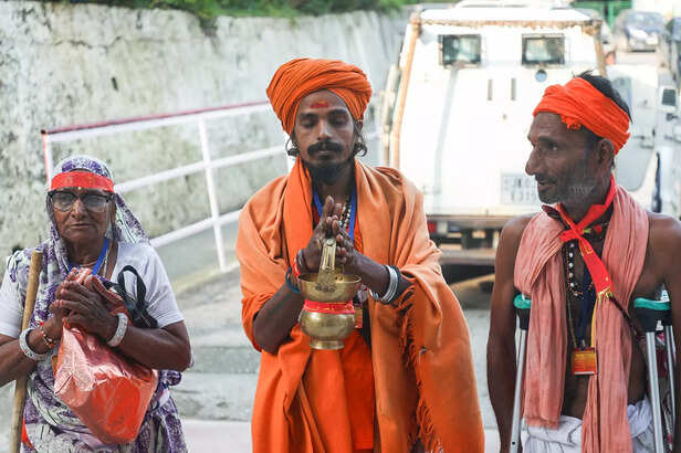Jammu, Sep 17 (ANI): Pilgrims on their way to Mata Vaishno Devi yatra outside Da...