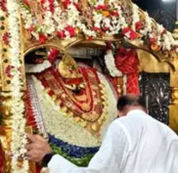 UP: Spiritual fervour marks 3rd day of Navratri as devotees worship Maa Chandraghanta